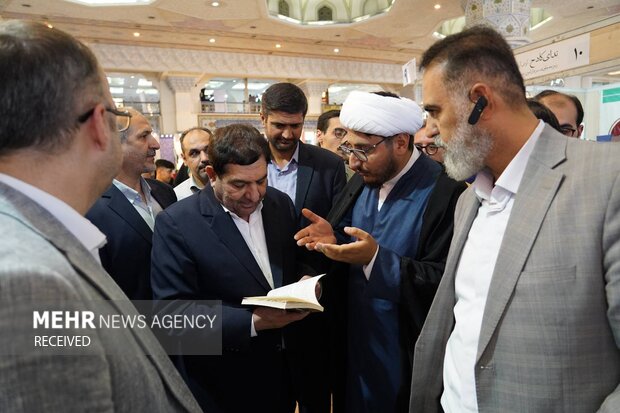 بازدید محمد مخبر از نمایشگاه کتاب
