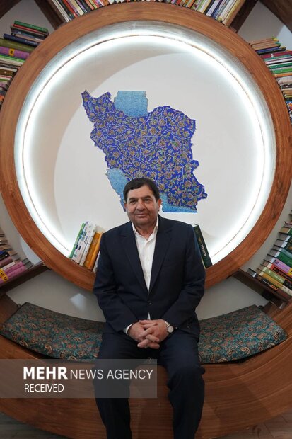 بازدید محمد مخبر از نمایشگاه کتاب
