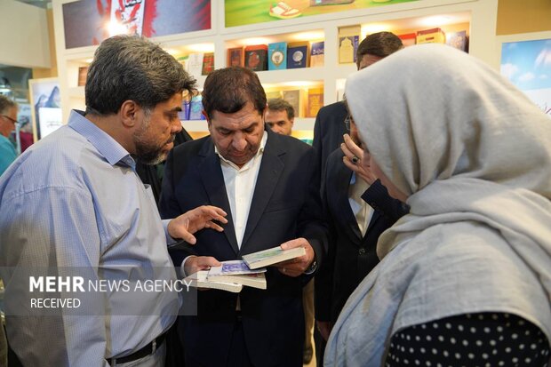 بازدید محمد مخبر از نمایشگاه کتاب