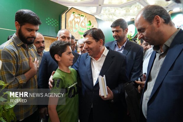 بازدید محمد مخبر از نمایشگاه کتاب