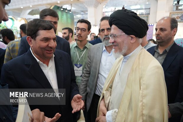 بازدید محمد مخبر از نمایشگاه کتاب