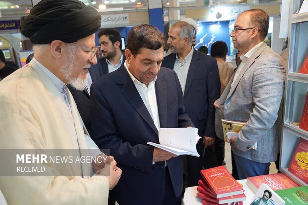 بازدید محمد مخبر از نمایشگاه کتاب