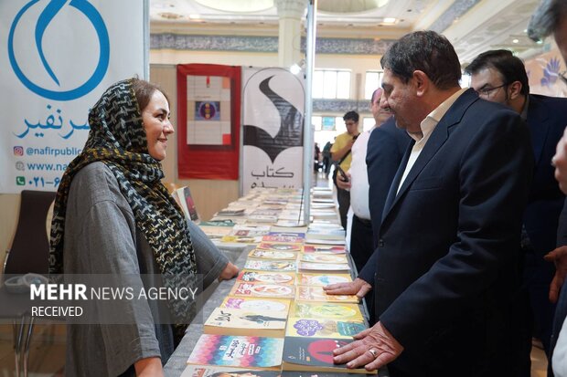 بازدید محمد مخبر از نمایشگاه کتاب
