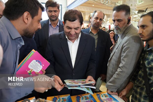 بازدید محمد مخبر از نمایشگاه کتاب