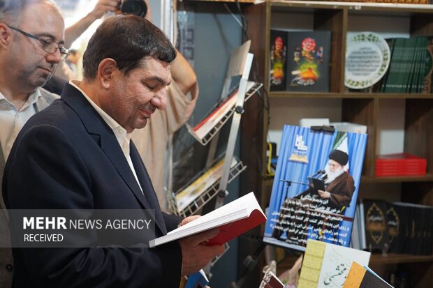 بازدید محمد مخبر از نمایشگاه کتاب