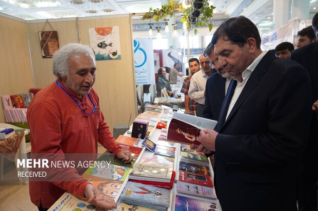 بازدید محمد مخبر از نمایشگاه کتاب
