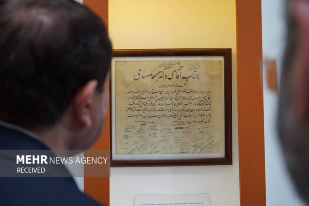 بازدید محمد مخبر از نمایشگاه کتاب