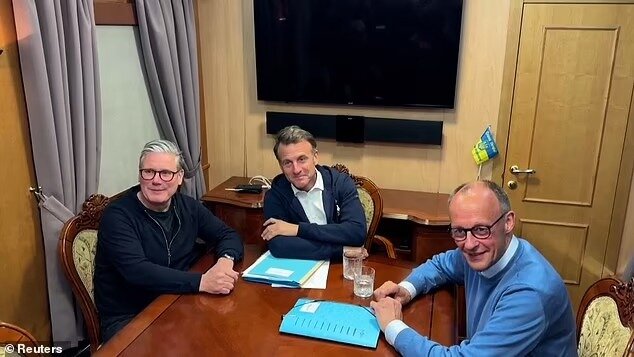 کوکائین یا دستمال؛ ماکرون در قطار کییف، چه چیزی را مخفی کرد؟+ تصاویر