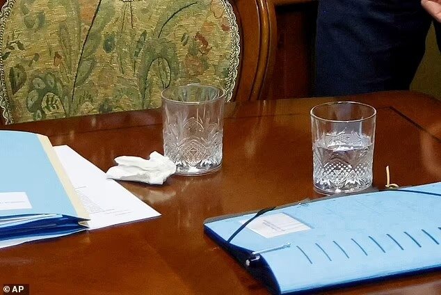 کوکائین یا دستمال؛ ماکرون در قطار کییف، چه چیزی را مخفی کرد؟+ تصاویر