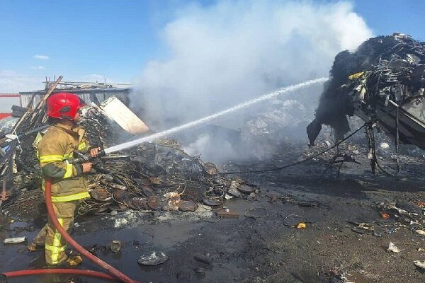 مهار حریق در جاده پیربازار؛ ۳ خودرو و ۲ مغازه در آتش سوختند مهار حریق در جاده پیربازار؛ ۳ خودرو و ۲ مغازه در آتش سوختند