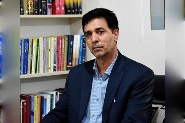 به تدریس شاهنامه در مدارس به طور ویژه توجه شود