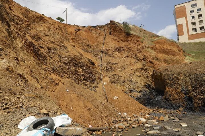 ریزش خیابان کمالالملک سنندج به دلیل بیتوجهی مالک