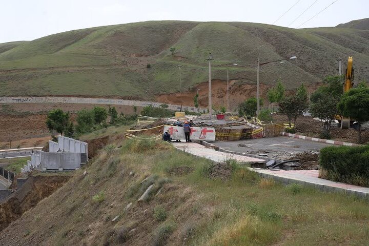 ریزش خیابان کمالالملک سنندج به دلیل بیتوجهی مالک