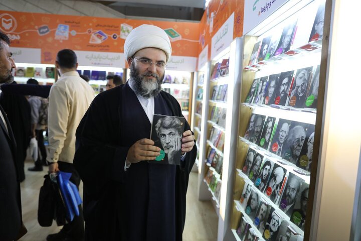حجت الاسلام محمد قمی از نمایشگاه کتاب بازدید کرد