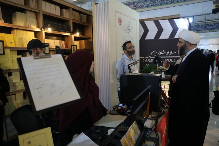 حجت الاسلام محمد قمی از نمایشگاه کتاب بازدید کرد