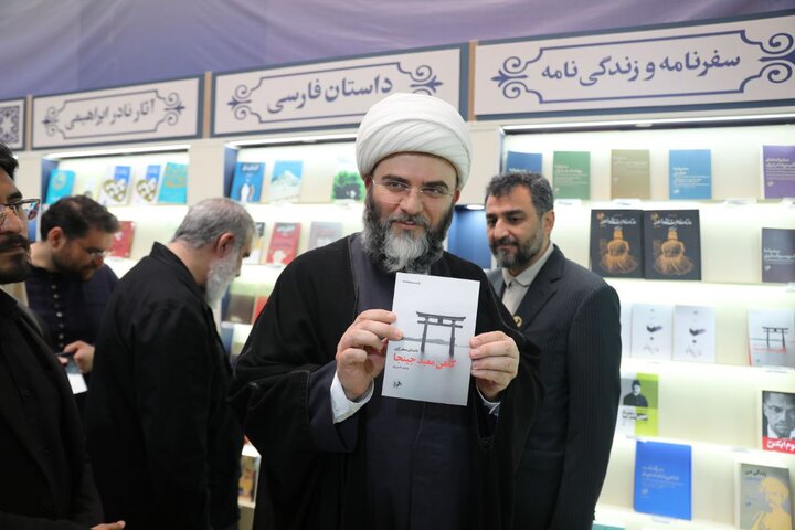 حجت الاسلام محمد قمی از نمایشگاه کتاب بازدید کرد