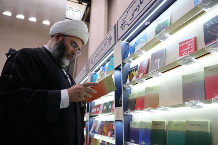 حجت الاسلام محمد قمی از نمایشگاه کتاب بازدید کرد