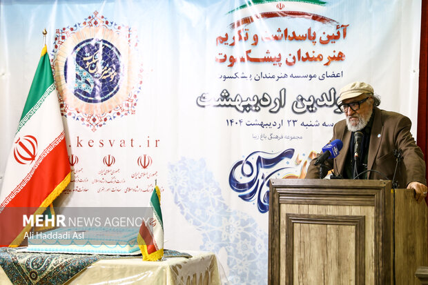 داریوش ارجمند در آئین پاسداشت و تکریم هنرمندان پیشکسوت متولد اردیبهشت ماه