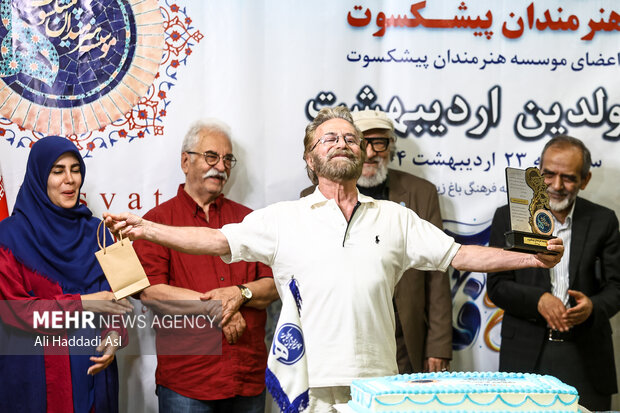 اصغر فریدی ماسوله در آئین پاسداشت و تکریم هنرمندان پیشکسوت متولد اردیبهشت ماه