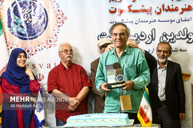 قطب الدین صادقی در آئین پاسداشت و تکریم هنرمندان پیشکسوت متولد اردیبهشت ماه