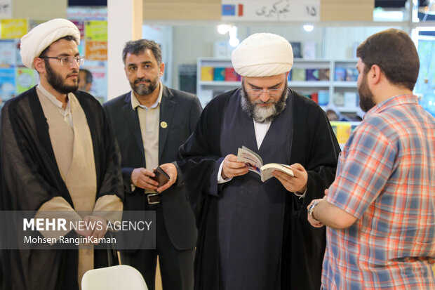 بازدید رئیس سازمان تبلیغات اسلامی از سی و ششمین نمایشگاه بین المللی کتاب