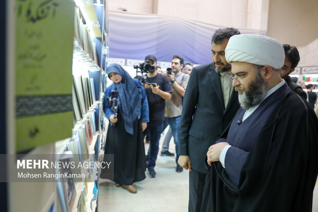 بازدید رئیس سازمان تبلیغات اسلامی از سی و ششمین نمایشگاه بین المللی کتاب