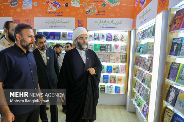 بازدید رئیس سازمان تبلیغات اسلامی از سی و ششمین نمایشگاه بین المللی کتاب