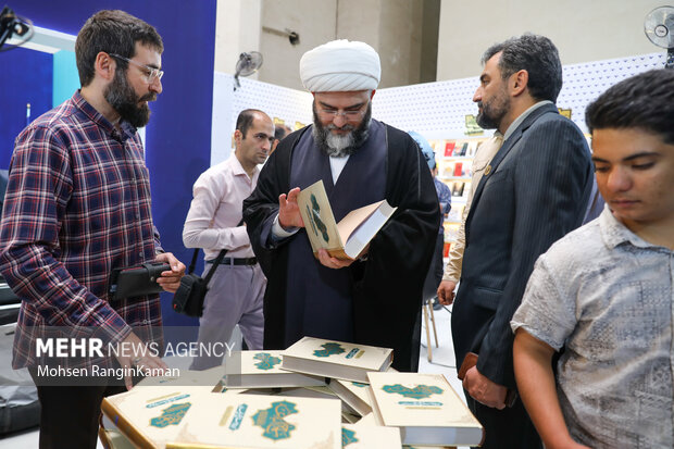 بازدید رئیس سازمان تبلیغات اسلامی از سی و ششمین نمایشگاه بین المللی کتاب