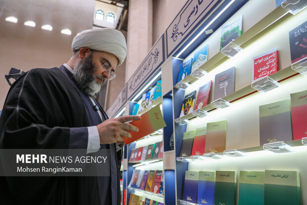 بازدید رئیس سازمان تبلیغات اسلامی از سی و ششمین نمایشگاه بین المللی کتاب