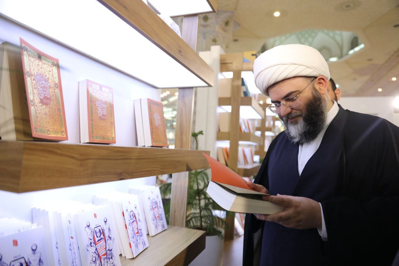 حجت الاسلام محمد قمی از نمایشگاه کتاب بازدید کرد