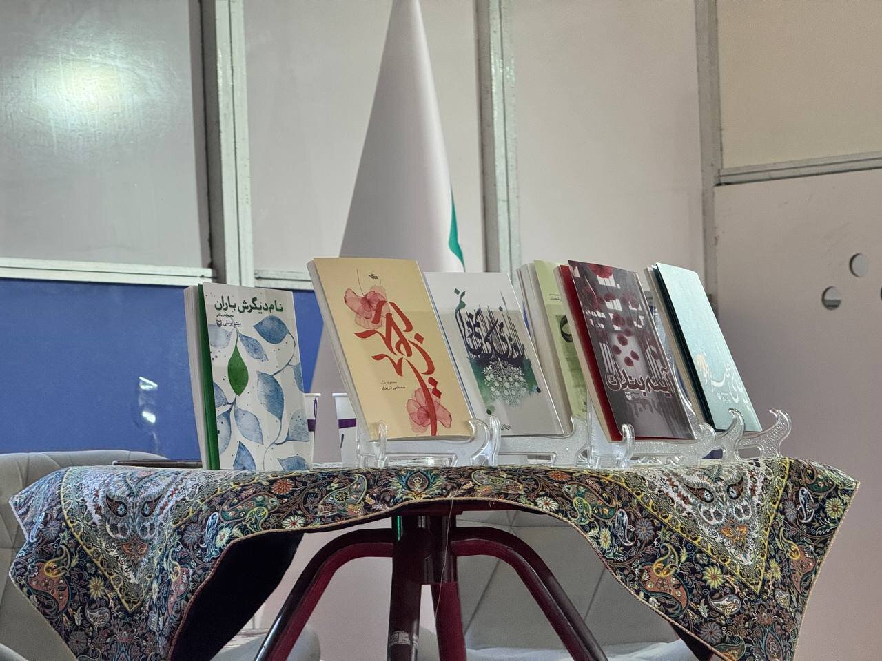 شاعر جوان خود را با قیصر امین‌پور مقایسه کند؛ فضای شعر جوان پرامید است