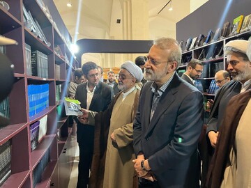 بازدید لاریجانی از غرفه انتشارات دانشگاه بین‌المللی اهل‌بیت (ع)