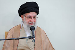 Leader praises Iranian aid workers, Red Crescent Society