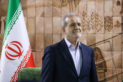 خوش‌وبش رئیس‌جمهور با کسبه بازار کرمانشاه