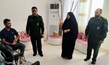 سپاه دیر ۵ ویلچر برقی به معلولان اهدا کرد