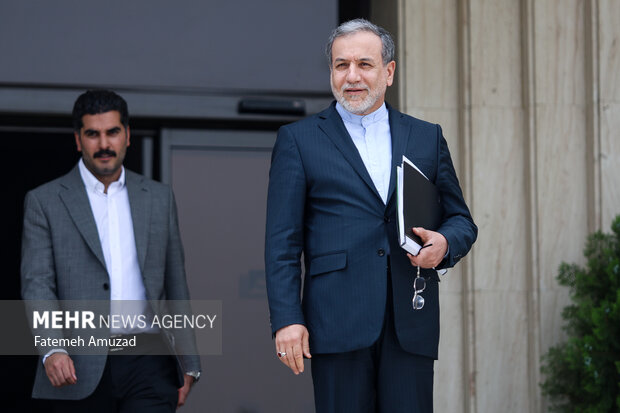 تکذیب ادعای رد و بدل شدن پیام میان ایران و آمریکا توسط عراقچی تکذیب ادعای رد و بدل شدن پیام میان ایران و آمریکا توسط عراقچی