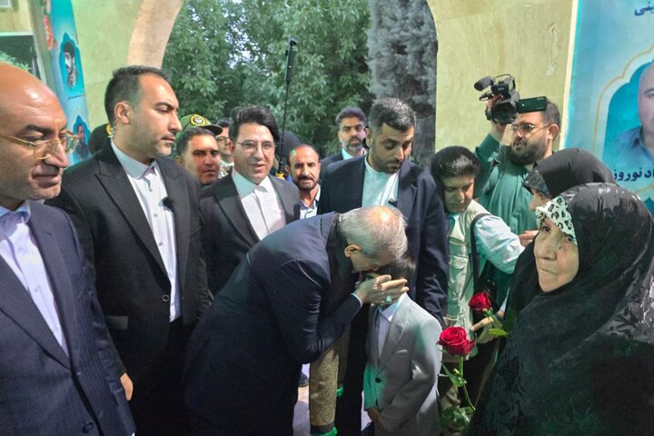 رئیسجمهور در بدو ورود به کرمانشاه با خانوادههای معظم شهدا دیدار کرد