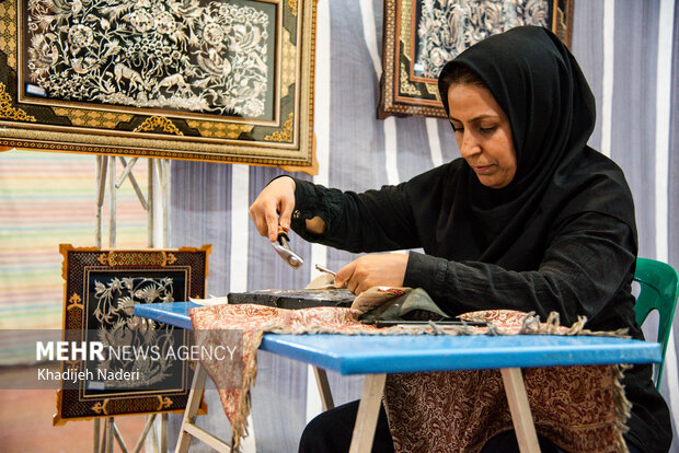 قطب جهانی صنایع دستی در انتظارحمایت؛هنرمند در سایه و بازرگان در ویترین