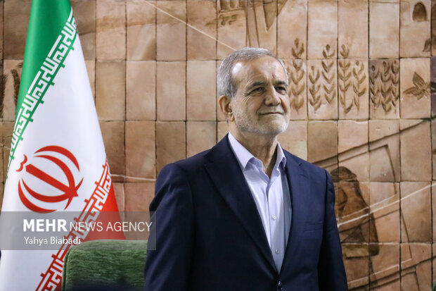 خوش‌وبش رئیس‌جمهور با کسبه بازار کرمانشاه