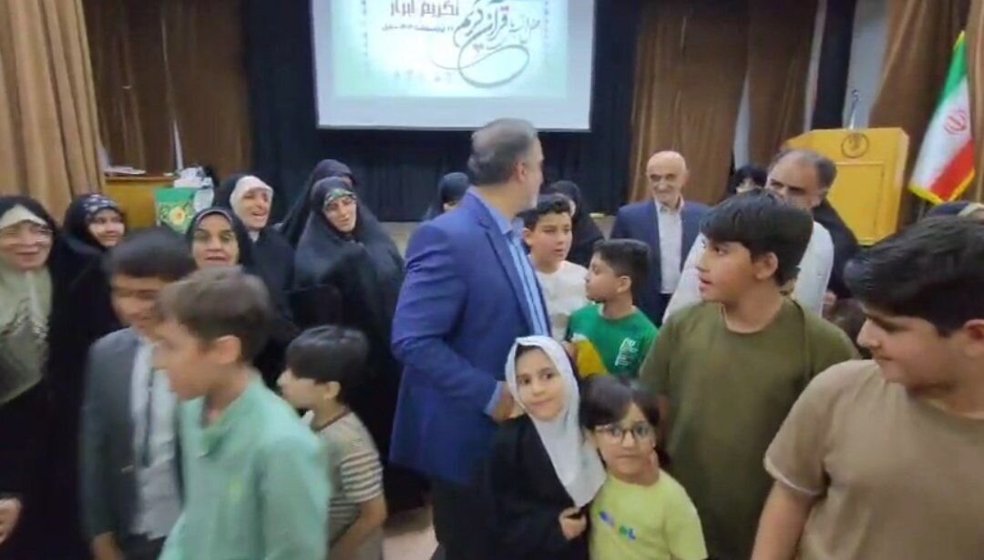 خادمان،بابل،تجليل