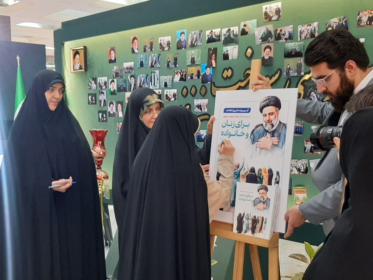 شهید رئیسی بر ارتقای جایگاه زنان تاکید داشت شهید رئیسی بر ارتقای جایگاه زنان تاکید داشت