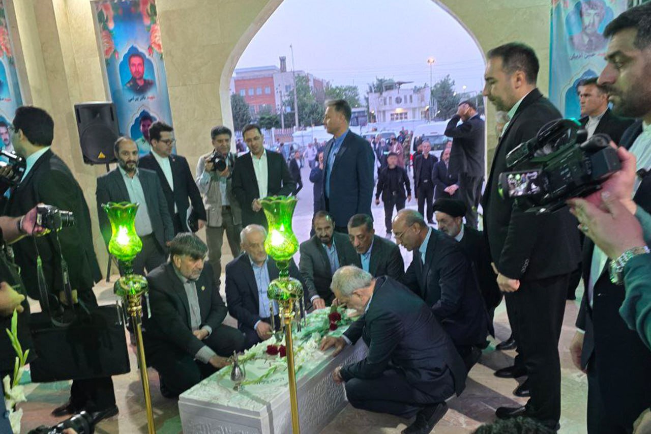 رئیسجمهور در بدو ورود به کرمانشاه با خانوادههای معظم شهدا دیدار کرد