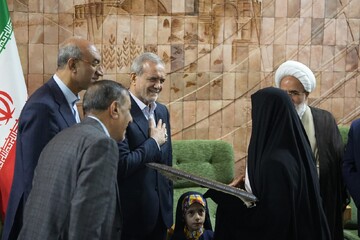 رئیس‌جمهور در دیدار با نخبگان از بانوی مقاوم کرمانشاهی تجلیل کرد