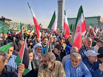 ادای احترام ملت به شهدای خدمت در میدان امام حسین (ع)