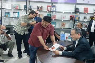 Erakçi Tahran Kitap Fuarı'nı ziyaret etti