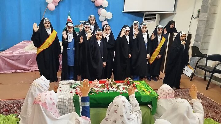 اجرای طرح «لاله‌های روشن» توسط دانش آموزان در آستانه اشرفیه