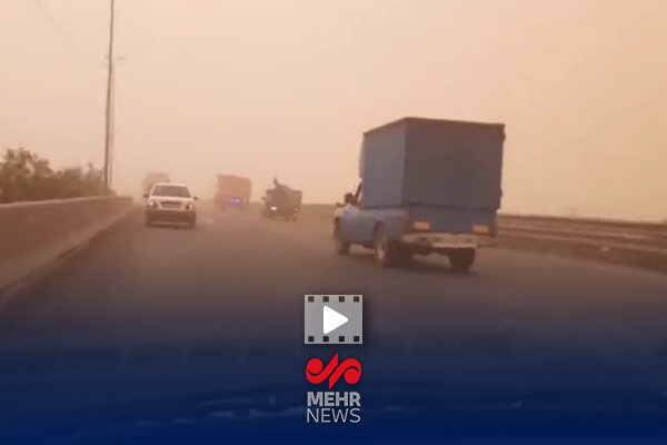 تصاویری از وزش طوفان شدید در جاده قم به اراک