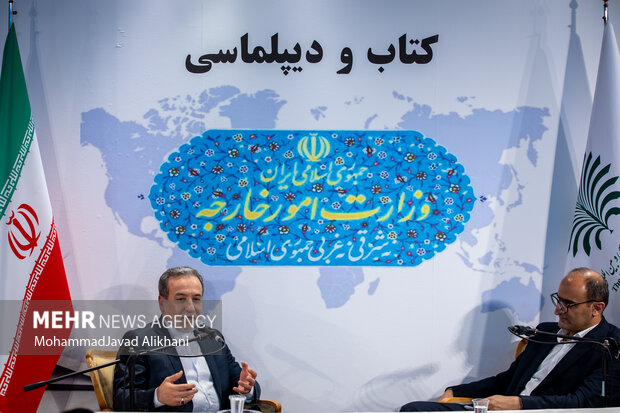 بازدید سید عباس عراقچی وزیر امور خارجه در حاشیه نهمین روز سی و ششمین نمایشگاه کتاب تهران
