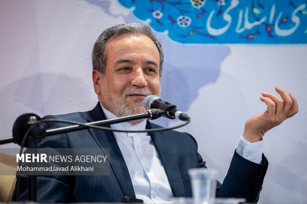 بازدید سید عباس عراقچی وزیر امور خارجه در حاشیه نهمین روز سی و ششمین نمایشگاه کتاب تهران