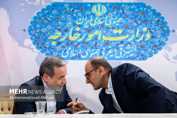بازدید سید عباس عراقچی وزیر امور خارجه در حاشیه نهمین روز سی و ششمین نمایشگاه کتاب تهران